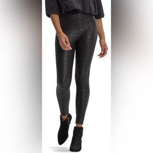 Hue Lacy Leatherette Leggings Size Medium NWOT